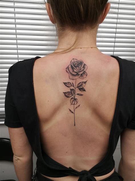 tatouage rose dos